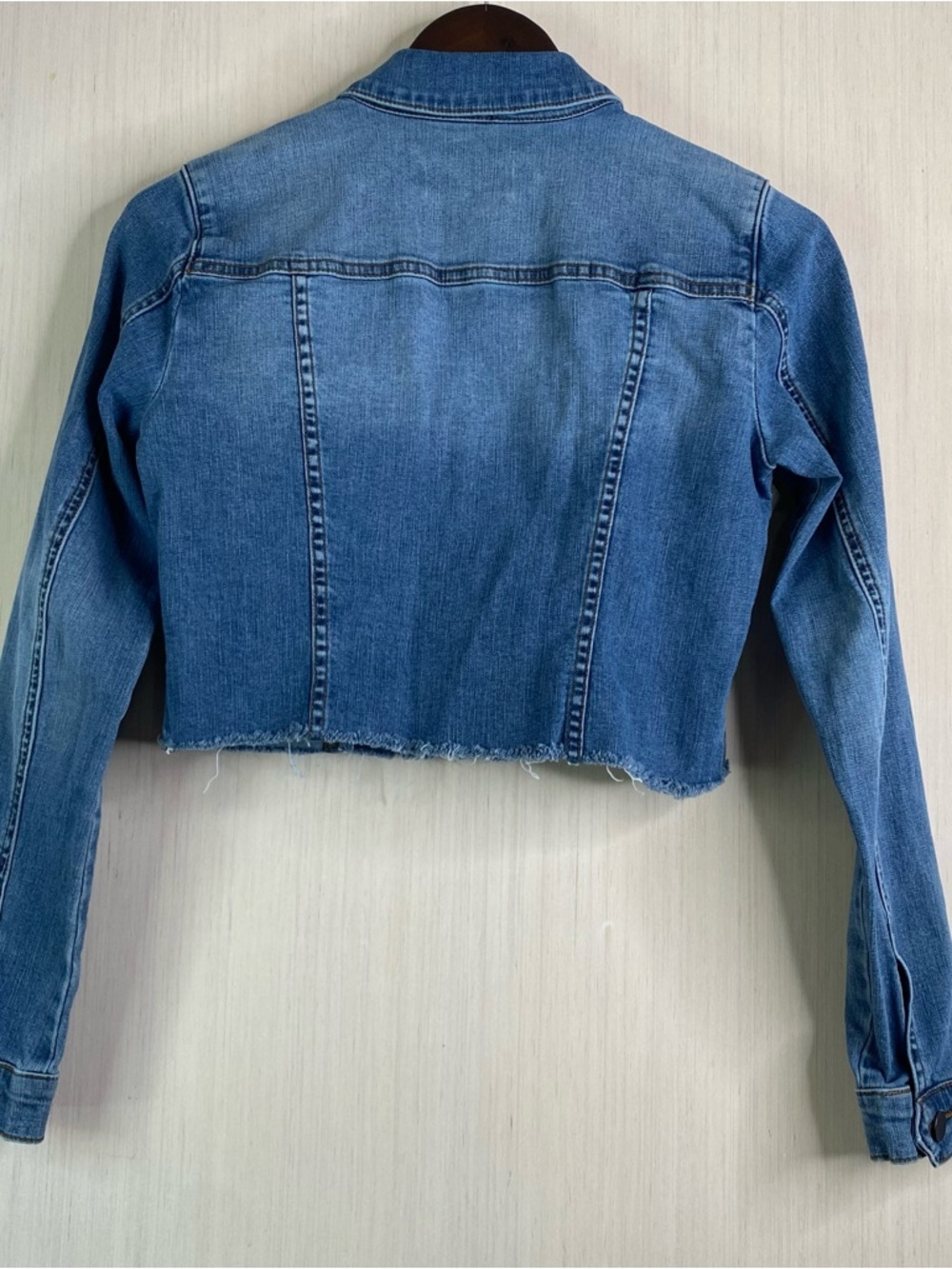 Kut from the Kloth Women’s Kara Cropped Blue Denim Jacket Frayed Raw Hem Small - Picture 2 of 6